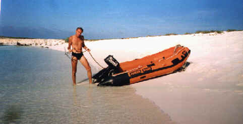 Mit dem alten Joker-Boat zum puderzuckerfeinen Karibik-Strand