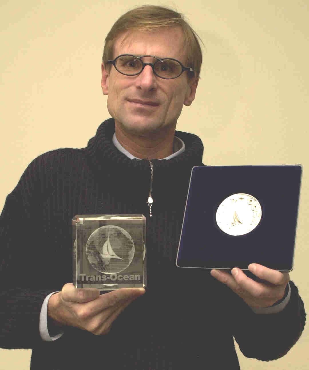 Preisträger Höbel mit Trophäen: Weltumseglerpreis und Trans-Ocean-Medaille